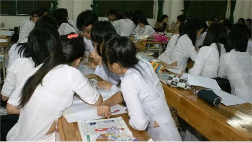 Nhà trường không chỉ là nơi đào tạo những con người có năng lực mà phải có phẩm chất đạo đức của một công dân tốt, có kĩ năng sống, giao tiếp ứng xử đúng với chuẩn mực của xã hội. Ảnh: thpt-trannguyenhan-vungtau.edu.vn