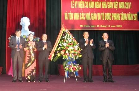 Bí thư Tỉnh ủy Nguyễn Thanh Bình tặng hoa cho BGĐ Sở GD&ĐT nhân ngày Nhà giáo Việt Nam 20-11