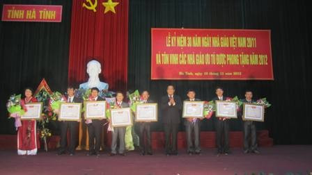 Thừa ủy quyền Chủ tịch nước, Bí thư Tỉnh ủy đã trao tặng danh hiệu Nhà giáo ưu tú cho 8 nhà giáo được phong tặng trong năm 2012