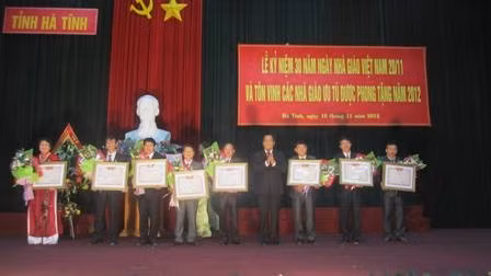 Thừa ủy quyền Chủ tịch nước, Bí thư Tỉnh ủy đã trao tặng danh hiệu Nhà giáo ưu tú cho 8 nhà giáo được phong tặng trong năm 2012