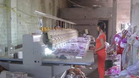 Máy thêu vi tính ở cơ sở sản xuất chăn, ga, gối của chị Bùi Thị Vân Máy thêu vi tính ở cơ sở sản xuất chăn, ga, gối của chị Bùi Thị Vân