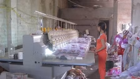 Máy thêu vi tính ở cơ sở sản xuất chăn, ga, gối của chị Bùi Thị Vân