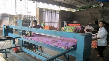 May chăn bằng máy vi tính ở gia đình anh Dương Đăng Sáng- Xóm Hòa Bình (Thạch Đồng) May chăn bằng máy vi tính ở gia đình anh Dương Đăng Sáng- Xóm Hòa Bình (Thạch Đồng)