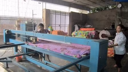 May chăn bằng máy vi tính ở gia đình anh Dương Đăng Sáng- Xóm Hòa Bình (Thạch Đồng)