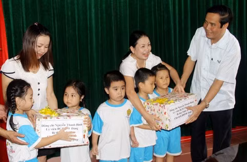 Bí thư Tỉnh ủy Nguyễn Thanh Bình chúc mừng các cán bộ, giáo viên và tặng quà cho các cháu trường Mầm non Nam Hồng (TX Hồng Lĩnh) nhân Ngày Nhà giáo Việt Nam 20-11