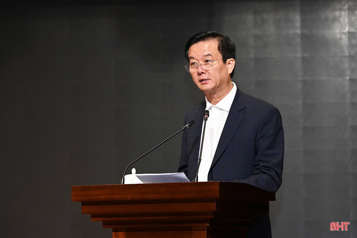 Phó Chủ tịch UBND tỉnh Trần Báu Hà báo cáo nội dung về chủ trương đầu tư Dự án xây dựng nhà máy sản xuất ô tô điện tại Khu kinh tế Vũng Áng và dự thảo Nghị quyết quy định chế độ ưu đãi miễn tiền thuê đất theo từng khu vực, lĩnh vực đối với dự án sử dụng đất vào mục đích sản xuất, kinh doanh thuộc lĩnh vực ưu đãi đầu tư. bqbht_br_z6080192336715-c16d3dd38bb1110a7222acacb2d8d8c3.jpg