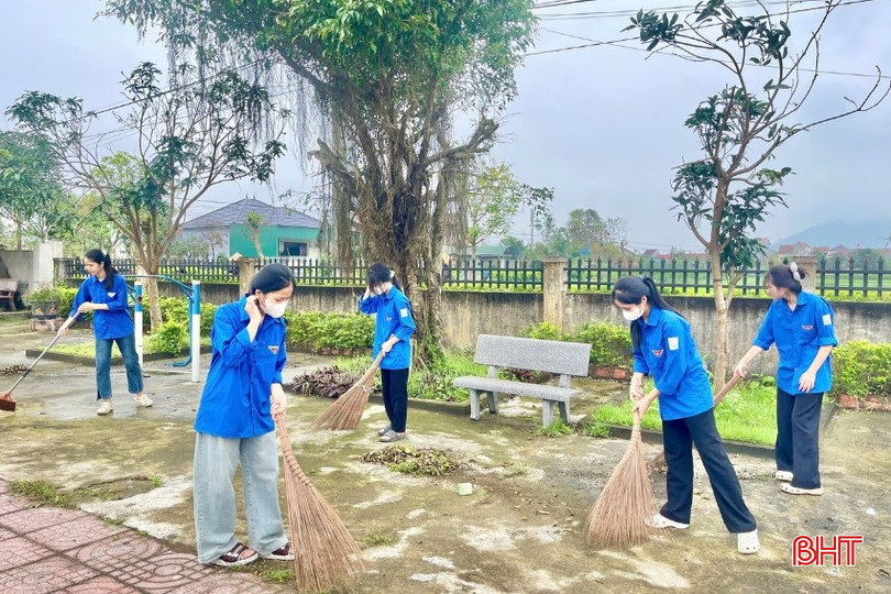 Tuổi trẻ xã Lộc Hà tích cực dọn vệ sinh, chỉnh trang khuôn viên các nhà văn hoá.