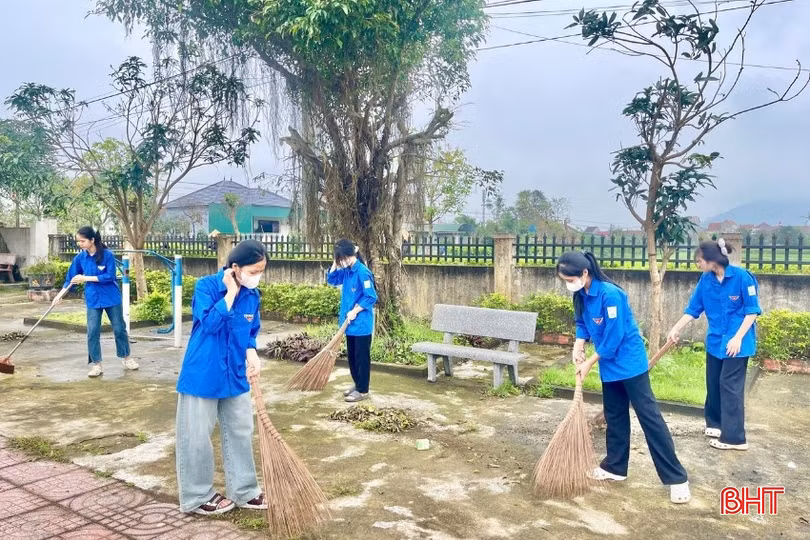 Tuổi trẻ xã Lộc Hà tích cực dọn vệ sinh, chỉnh trang khuôn viên các nhà văn hoá.