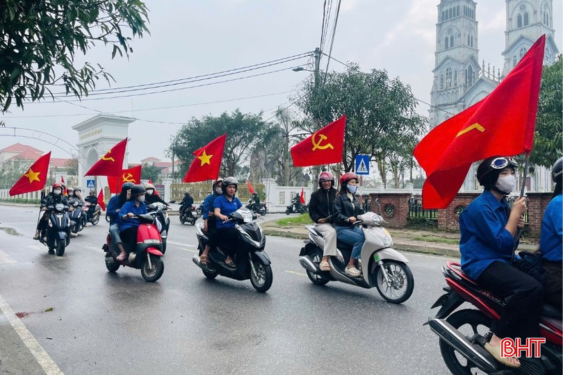 Đội hình thanh niên tình nguyện phường Trần Phú ra quân tuyên truyền lưu động, nhắc nhở người dân thực hiện nếp sống văn minh đô thị và hướng tới ngày bầu cử.