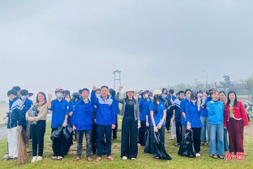 Dịp này, các đơn vị đoàn trên toàn tỉnh đã ra quân dọn vệ sinh môi trường 7km đường bờ biển. Trong ảnh: Hơn 100 ĐVTN xã Lộc Hà làm vệ sinh môi trường biển Lộc Hà, thu gom rác thải nhựa nhằm bảo vệ hệ sinh thái và chỉnh trang diện mạo khu du lịch biển của địa phương.