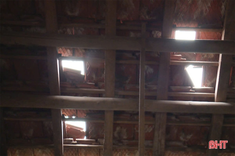 Mái ngói không còn nguyên vẹn bqbht_br_z7172219578134-ecf4e0834f45bfbad071c63511ed14ac.jpg