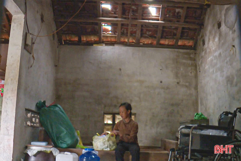 Khi mưa gió, căn nhà không còn chỗ nào khô ráo. bqbht_br_z7172219578082-d282a44c43f4833cb3cb10c3d2815e55.jpg