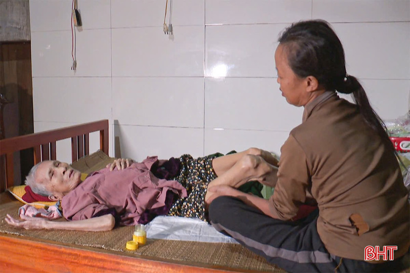Chị Minh dù sức khỏe yếu ớt vẫn gắng gượng chăm sóc mẹ già liệt giường mấy năm nay. bqbht_br_z7172219578203-dae9d672907c96e30804f17932799f75.jpg