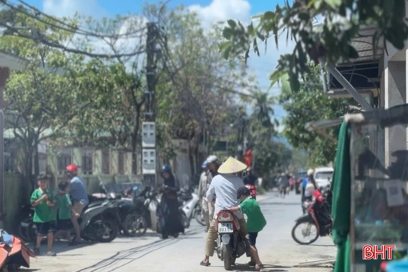 Những hành vi trái luật giao thông đã trở nên phổ biến trước nhiều cổng trường học. bqbht_br_q.jpg