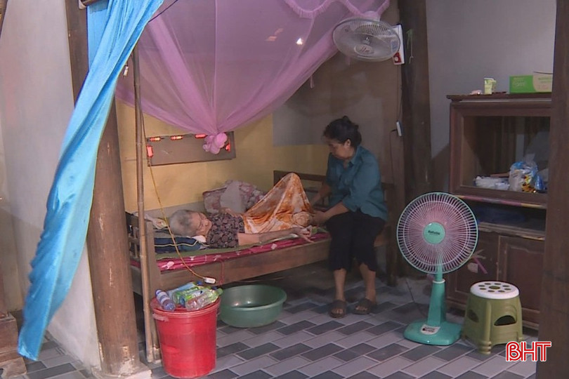 Bà Nga - vợ của ông Trương Chỏng cũng chịu cảnh nằm liệt giường. bqbht_br_bb.jpg