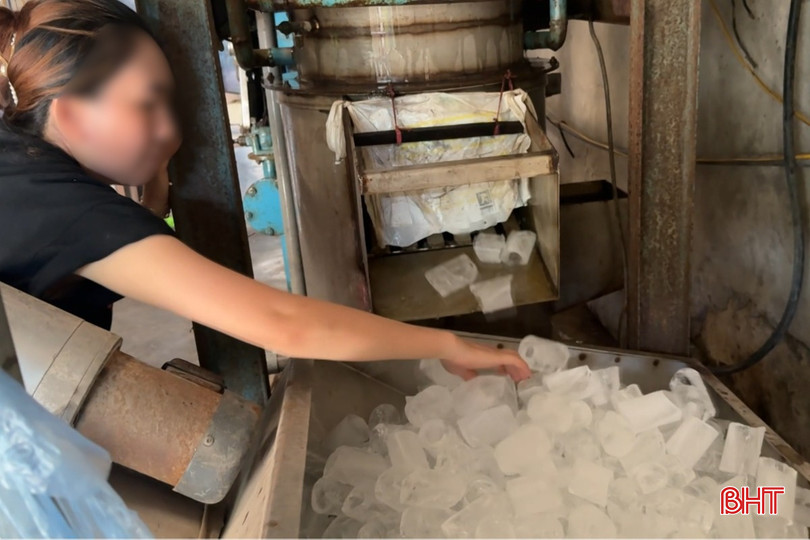 Dùng tay trần để lấy đá đóng gói cho khách hàng. bqbht_br_thuc-2.jpg