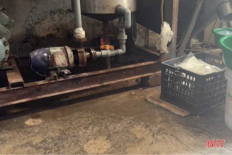 Cảnh tượng nhớp nháp tại cơ sở sản xuất đá lạnh ở xã Cẩm Lộc (huyện Cẩm Xuyên). bqbht_br_thuc-3.jpg