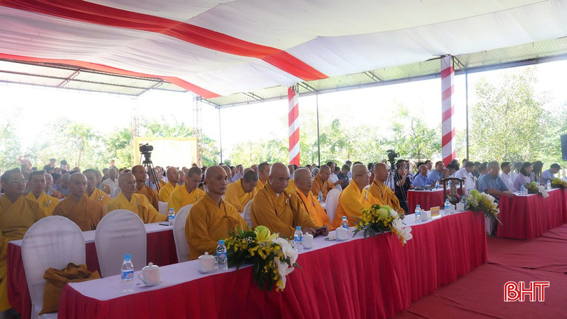 Đại biểu, nhân dân và du khách thập phương tham dự buổi lễ. bqbht_br_z7072440621273-ba350f56a38281cd1b004d65239802ce.jpg