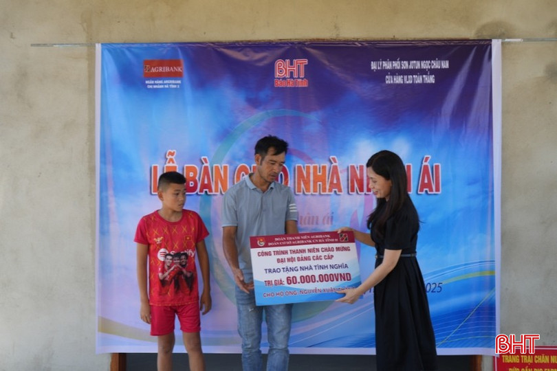 Phó Tổng biên tập Trương Thị Mai Thủy thay mặt Agribank Chi nhánh Hà Tĩnh 2 trao số tiền hỗ trợ cho gia đình anh Thắng. bqbht_br_a2.jpg