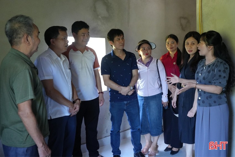 Lãnh đạo Báo Hà Tĩnh, lãnh đạo địa phương và các nhà tài trợ tham quan ngôi nhà mới của anh Nguyễn Xuân Thắng. bqbht_br_a1.jpg
