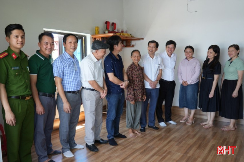 Bà Trương Thị Tâm phấn khởi trong ngôi nhà mới. bqbht_br_a5.jpg