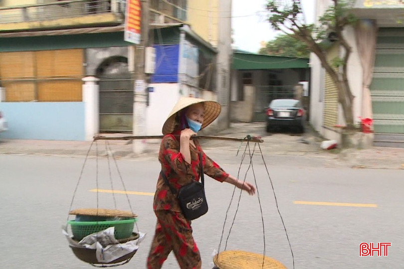 Gánh hàng rong trở thành một phần ký ức quen thuộc của nhiều người dân phố thị. bqbht_br_b.jpg