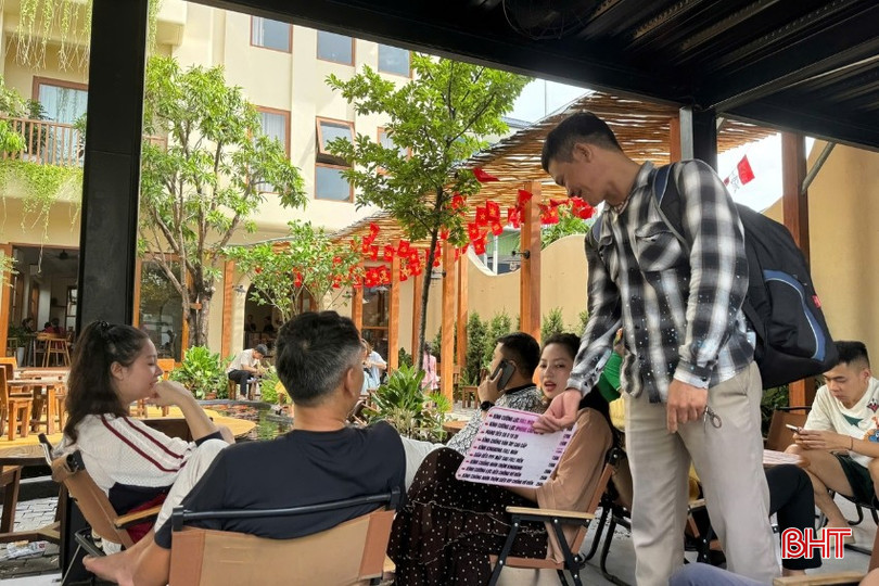 ...kiên nhẫn, vui vẻ mời chào khách hàng sử dụng dịch vụ dán kính cường lực cho điện thoại. bqbht_br_n.jpg