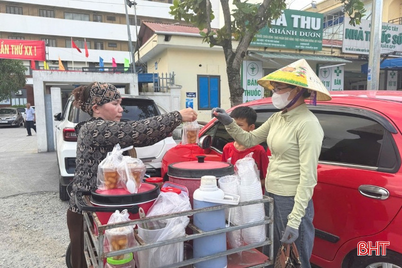 Chị Nguyễn Thị Huyền mưu sinh bằng nghề bán hàng dạo đã hơn 15 năm. bqbht_br_q.jpg