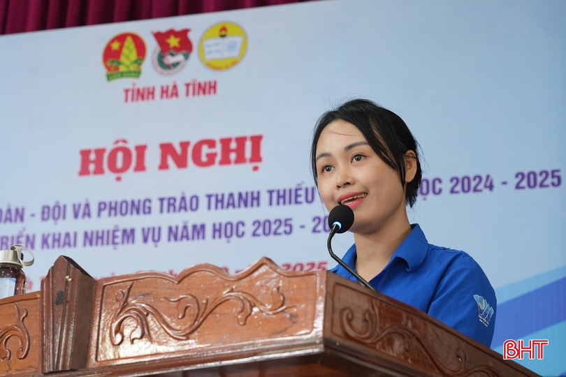 Cô giáo Trương Thị Nhật Anh, Bí thư Đoàn thanh niên Trường THPT Chuyên Hà Tĩnh trình bày tham luận về nâng cao công tác đội nhóm trong nhà trường bqbht_br_thuc-8.jpg