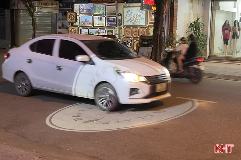 Nguy cơ tai nạn từ đèn led chiếu logo “nhảy múa” giữa lòng đường