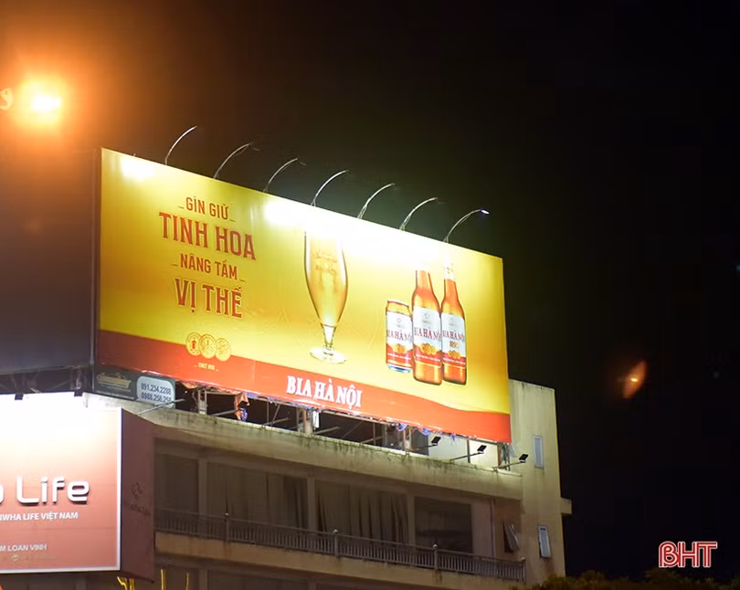 Thiếu điện nhưng nhiều đèn trang trí, biển quảng cáo vẫn rực sáng suốt đêm
