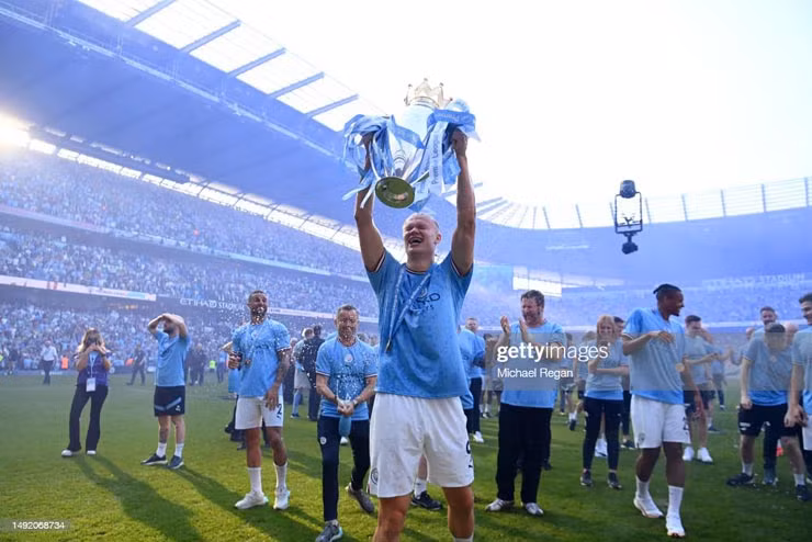 Chùm ảnh: Man City nâng cúp Ngoại hạng Anh