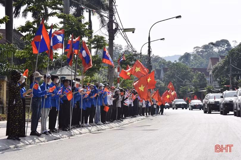 Người dân Hà Tĩnh xúc động đón hài cốt liệt sỹ về đất mẹ