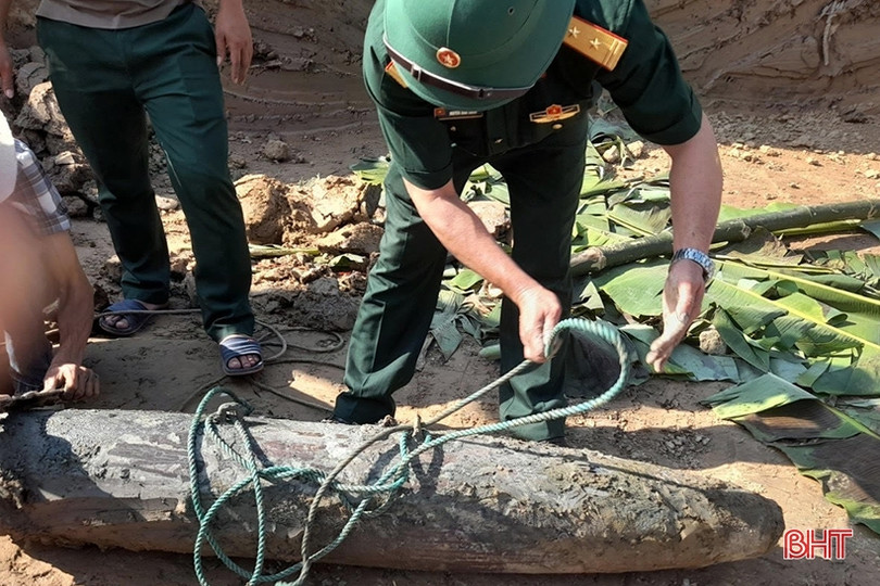 Hà Tĩnh: Đào đất làm nhà, phát hiện bom xuyên phá