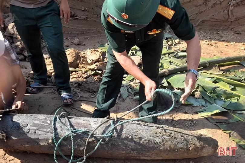Hà Tĩnh: Đào đất làm nhà, phát hiện bom xuyên phá