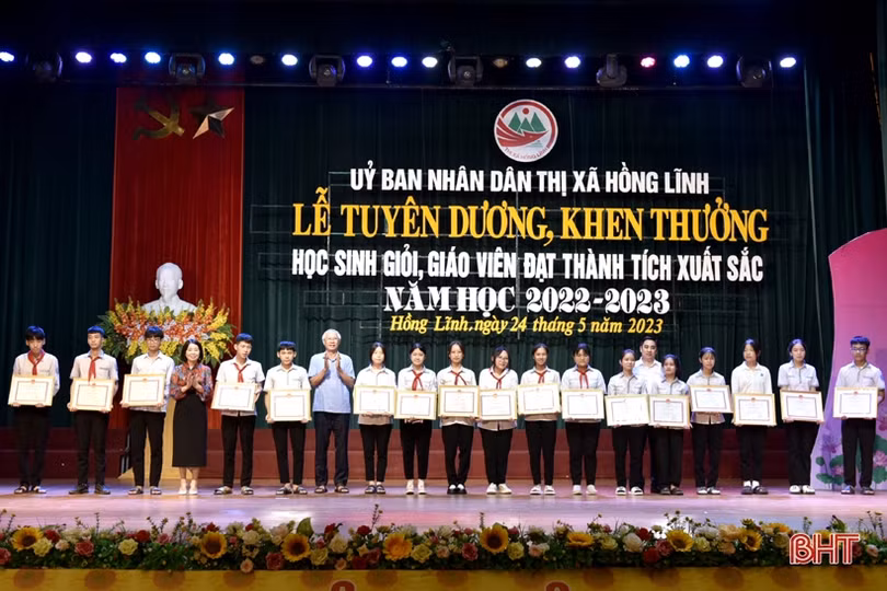 Các địa phương tuyên dương, khen thưởng giáo viên, học sinh giỏi