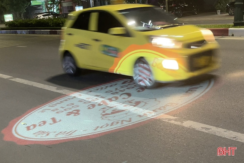 Nguy cơ tai nạn từ đèn led chiếu logo “nhảy múa” giữa lòng đường