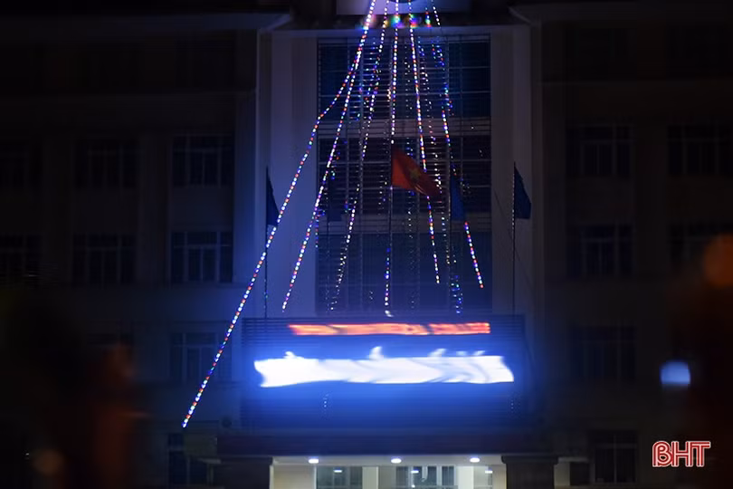 Thiếu điện nhưng nhiều đèn trang trí, biển quảng cáo vẫn rực sáng suốt đêm