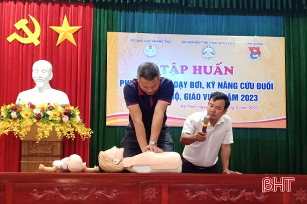 136 cán bộ, giáo viên được chuẩn hóa kỹ năng dạy bơi, cứu đuối