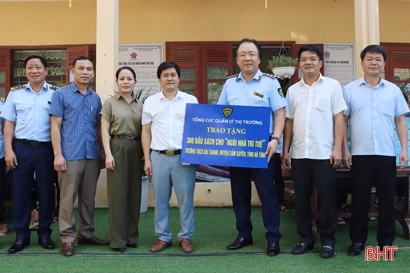 Tổng cục Quản lý thị trường trao quà cho người dân vùng khó khăn