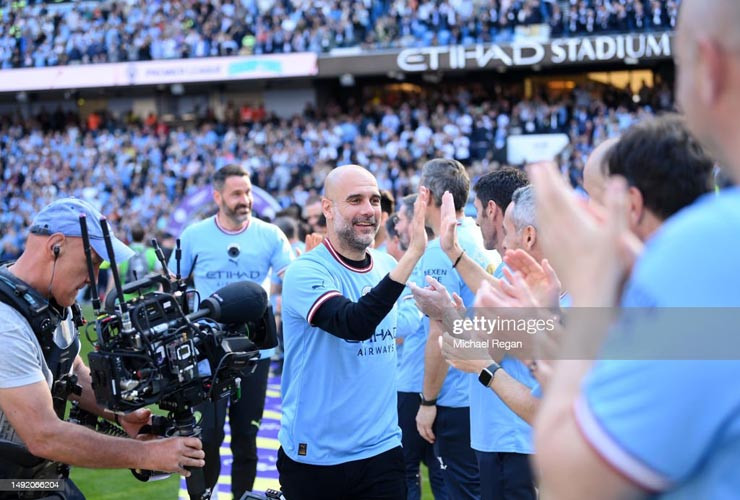 Chùm ảnh: Man City nâng cúp Ngoại hạng Anh