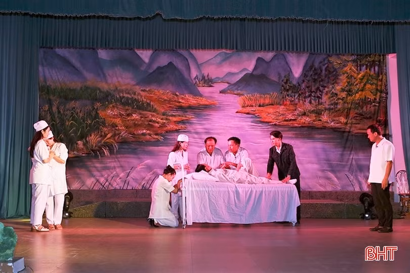 Người dân Hà Tĩnh xúc động với vở ca kịch “Lời Bác dặn trước lúc đi xa”