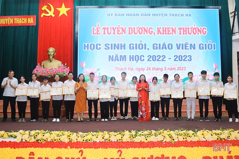 Các địa phương tuyên dương, khen thưởng giáo viên, học sinh giỏi
