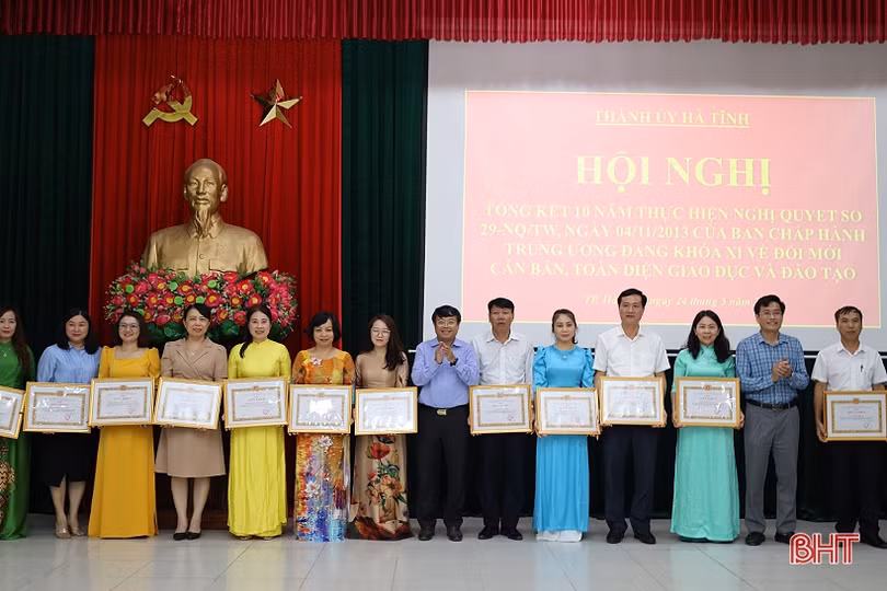 Xây dựng đội ngũ nhà giáo và cán bộ quản lý đáp ứng yêu cầu đổi mới