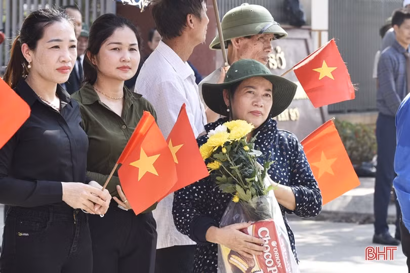 Người dân Hà Tĩnh xúc động đón hài cốt liệt sỹ về đất mẹ