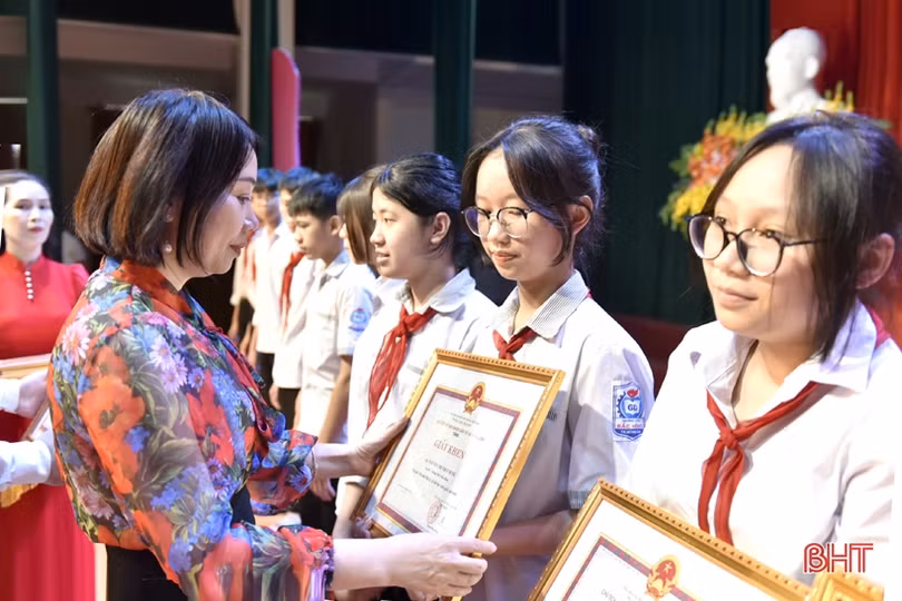 Các địa phương tuyên dương, khen thưởng giáo viên, học sinh giỏi