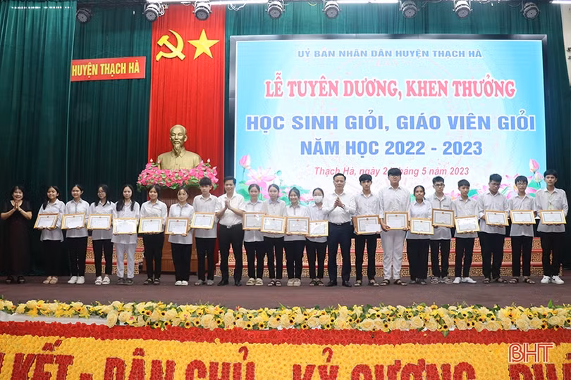 Các địa phương tuyên dương, khen thưởng giáo viên, học sinh giỏi