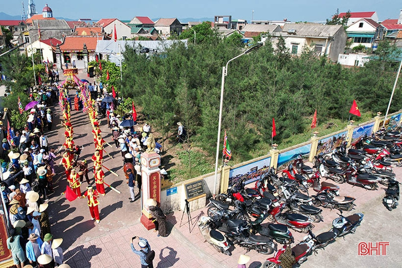 Hàng chục tàu thuyền tham gia lễ hội cầu ngư Nhượng Bạn
