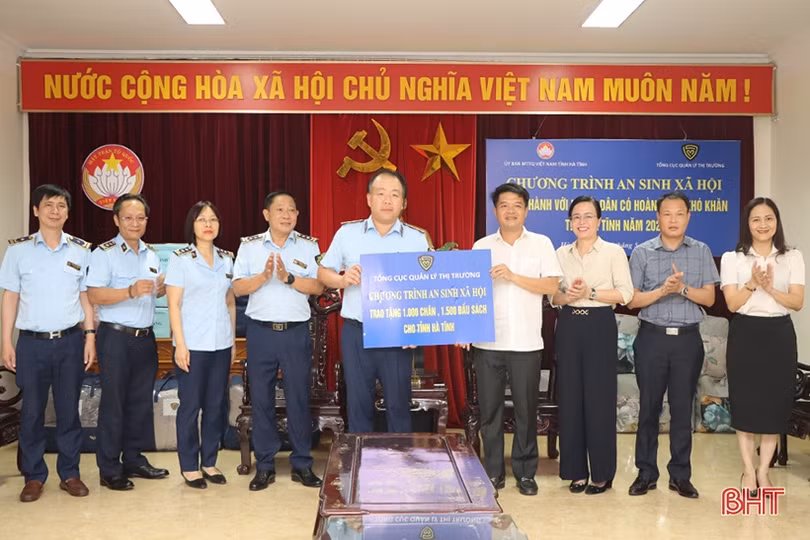 Tổng cục Quản lý thị trường trao quà cho người dân vùng khó khăn