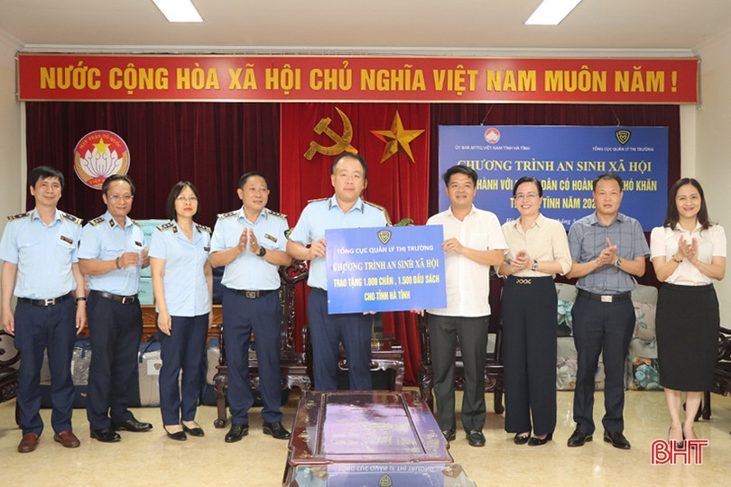 Tổng cục Quản lý thị trường trao quà cho người dân vùng khó khăn